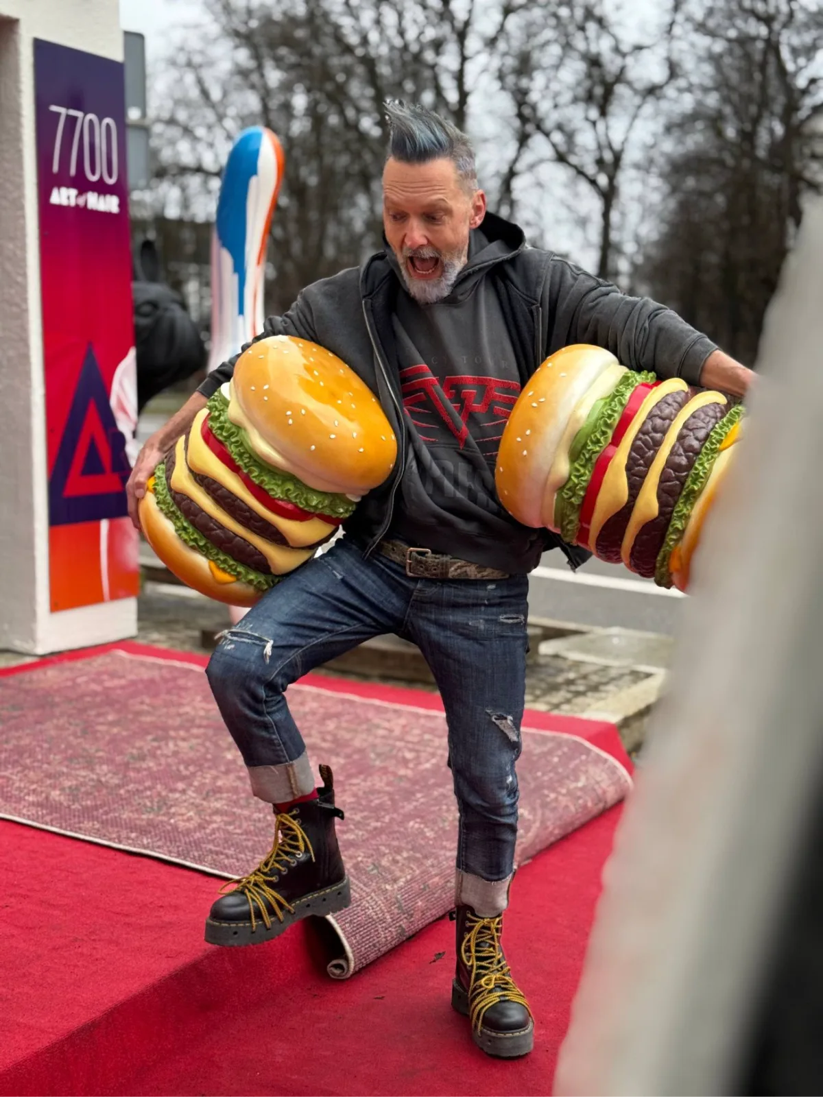 Günther Fischer mit zwei überlebensgroßen Burger-Skulpturen vor der Stele
