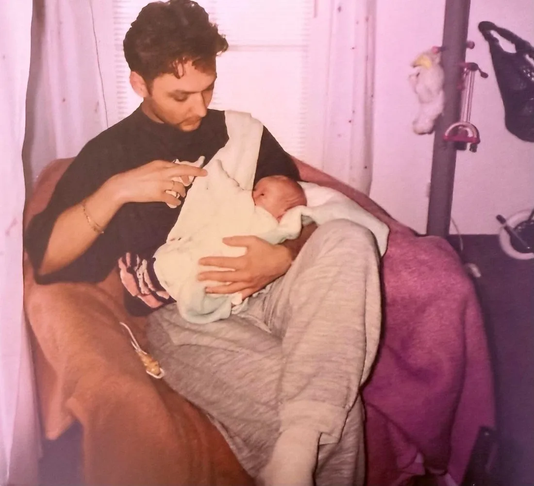Junger Günther Fischer mit Neugeborenem, Farbabzug um 1993