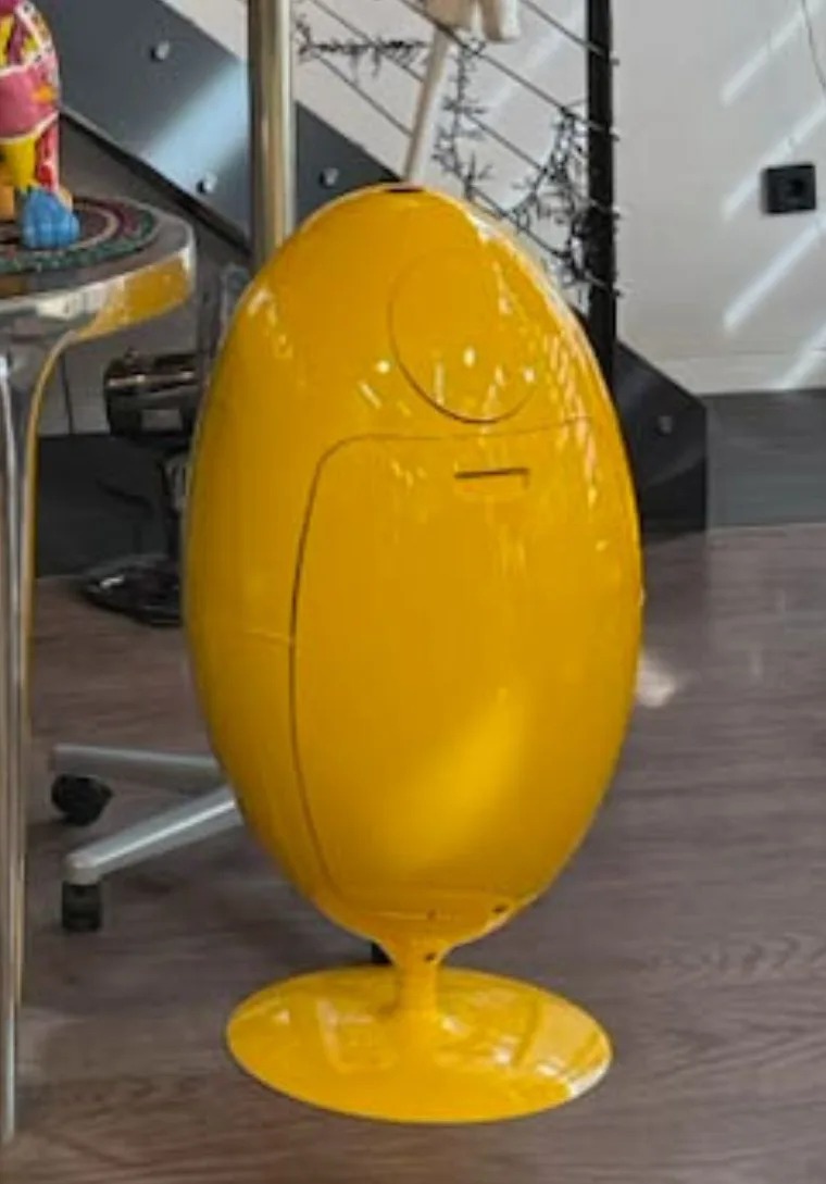 Gelber Ei-Sessel im Salon