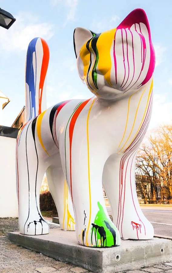 Spitti, die Salonkatze, als bunte Plastik