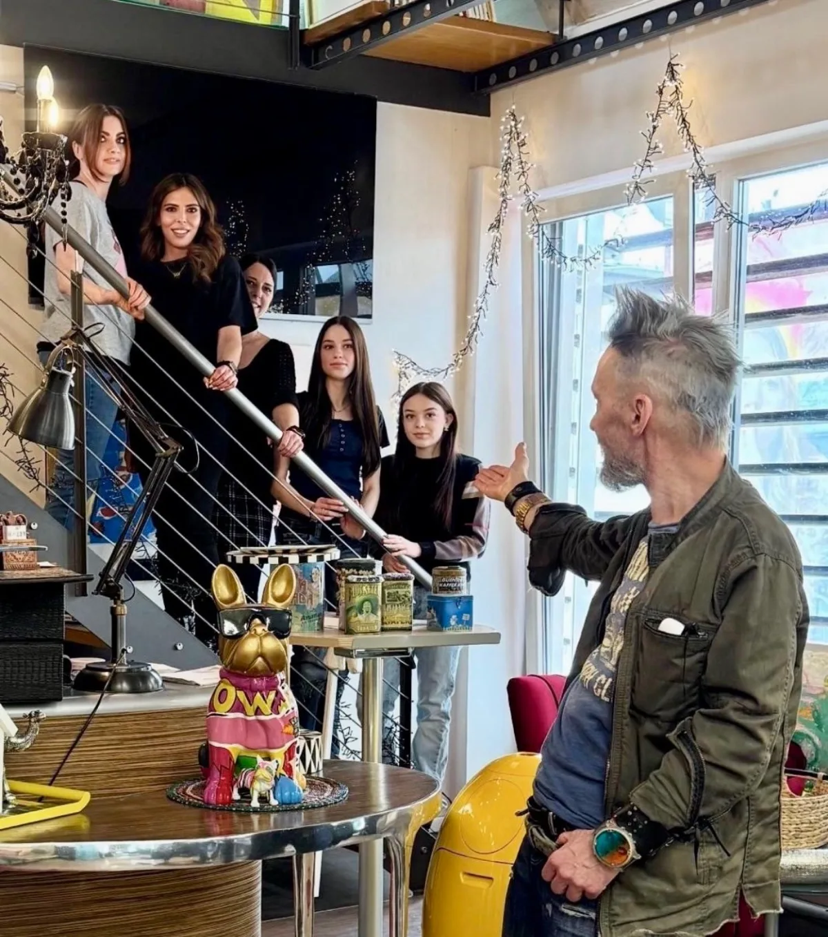 Das Team auf der Treppe im Salon, Fischer applaudiert